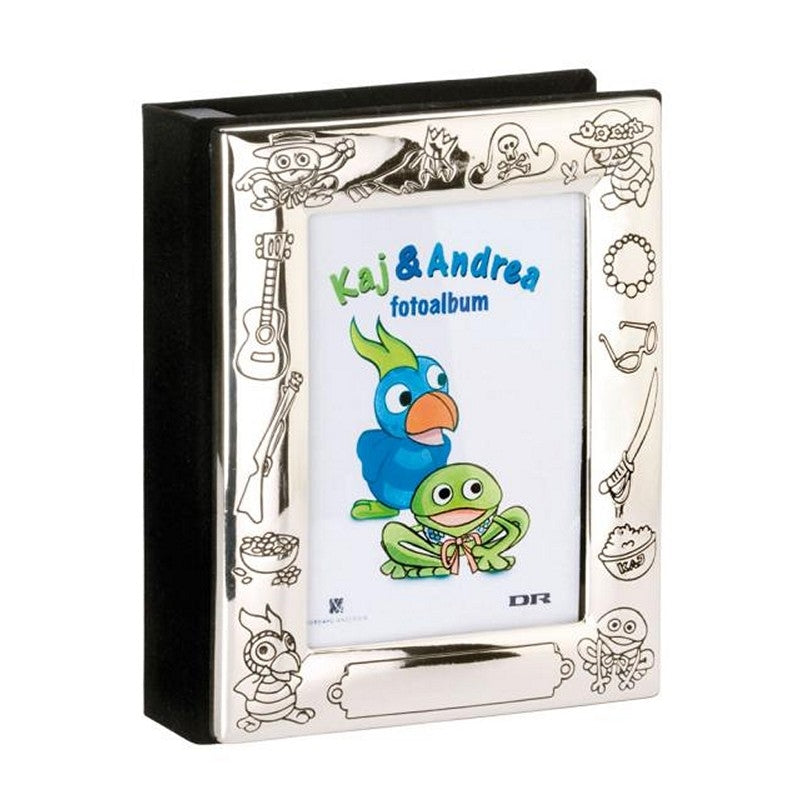 Noa Kids fotoalbum fra Nordahl Andersen i forsølvet messing med Kaj & Andrea-motiv og sort velourbagside.